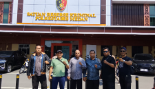 Aktifis yang tergabung dalam Aliansi Masyarakat Peduli Buruh Indonesia (AMPIBI) saat di Polrestabes Medan (Dok-Foto)