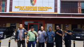 Aktifis yang tergabung dalam Aliansi Masyarakat Peduli Buruh Indonesia (AMPIBI) saat di Polrestabes Medan (Dok-Foto)