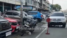 Telah terjadi alih fungsi Trotoar menjadi tempat parkir Mobil di jalan Nibung Kelurahan Petisah Tengah, Kecamatan Medan Petisah dekat Polsek Medan Baru. (Dok-Foto)