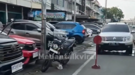 Telah terjadi alih fungsi Trotoar menjadi tempat parkir Mobil di jalan Nibung Kelurahan Petisah Tengah, Kecamatan Medan Petisah dekat Polsek Medan Baru. (Dok-Foto)
