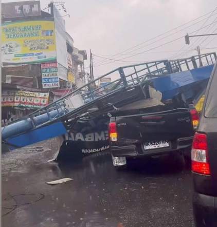 Akibat intensitas hujan deras dan angin kencang yang melanda di wilayah Kota Medan dan sekitarnya, terutama di wilayah Kecamatan Pancur Batu, Kabupaten Deli Serdang, Provinsi Sumatera Utara (Dok-Foto)