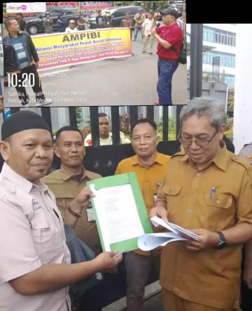 Aliansi Masyarakat Peduli Buruh Indonesia (AMPIBI) menyerahkan surat ke DPRD Kota Medan (Dok-Foto)