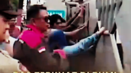 Pendemo saat melakukan Aksi Unjuk Rasa di Kantor Imigrasi Sumut (Dok-Foto)