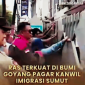 Pendemo saat melakukan Aksi Unjuk Rasa di Kantor Imigrasi Sumut (Dok-Foto)