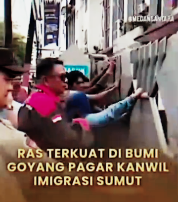 Pendemo saat melakukan Aksi Unjuk Rasa di Kantor Imigrasi Sumut (Dok-Foto)