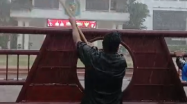 Pendemo yang tergabung dalam Dewan Peduli Negeri (DPN) demo di kantor Walikota Medan meski di guyur hujan (Dok-Foto)