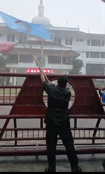 Pendemo yang tergabung dalam Dewan Peduli Negeri (DPN) demo di kantor Walikota Medan meski di guyur hujan (Dok-Foto)