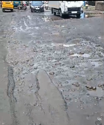 Jalan berlubang di Jalan Marelan di keluhkan pengguna jalan Kota Medan (Dok-Foto)