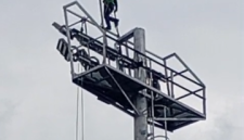 Pekerja di Stadion Kebun Bunga tak menggunakan alat Pelindung Diri saat bekerja (Dok-Foto)