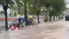 Di Saat Rakernas APEKSI, Banjir di Jalan Dr Mansyur Dekat Kolem Retensi USU, Netizen: Malu Kita (Dok-Foto)