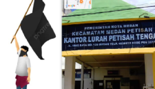 Kantor Lurah di pasang Bendera Hitam sebagai Juara Kelurahan Terkotor Se Kota Medan (Dok-Foto)