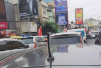 Kemacetan dan parkir berlapis terjadi di jalan s.parman sekolah Santo Thomas kota Medan (Dok -Foto)