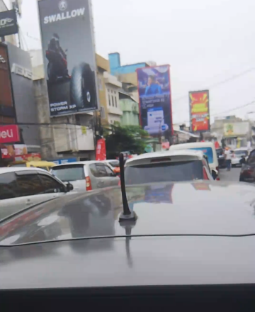 Kemacetan dan parkir berlapis terjadi di jalan s.parman sekolah Santo Thomas kota Medan (Dok -Foto)