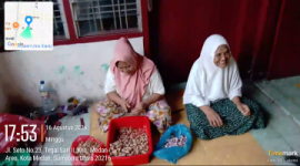 Kado Pahit HUT RI ke - 81, Warga Miskin Medan Area Pengupas Bawang Dengan Upah Rp 3500 per Kilogram Keluhkan Tak Pernah Dapat Bantuan Lansia (Dok-Foto)