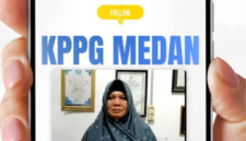 Tini, Sekretaris Yayasan Muhammad Zein Siregar (Dok-Foto)