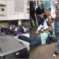 Demo Copot Kepsek SMA 1 Medan Di Kantor Disdik Sumut Berujung Ricuh, Pendemo Perempuan Tak Sadarkan Diri (Dok-Foto)