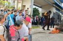 DPN Dan AMTOL MBG SPPG Sunggal 2 Geruduk KPPG Kota Medan Minta Copot Donal Simanjuntak Di Nilai Gagal

Medan - Dewan Peduli Negeri dan Aliansi Masyarakat Tolak Makan Bergizi Gratis (AMTOL MBG) SPPG Sunggal 2 Kota Medan menggeruduk Kantor KPPG Kota Medan, Rabu (16/6/2026)

Adapun Tuntutan DPN dan AMTOL MBG antara lain : 

BGN :
1.Meminta BGN melakukan evaluasi dan pemeriksaan menyeluruh terhadap dapur dapur yang menjalankan program di wilayah Medan dan Sumatera Utara.

2.Meminta dilakukan perbaikan menyeluruh terhadap dapur-dapur yang diduga belum memenuhi SOP dan ketentuan yang telah ditetapkan.

3.Meminta BGN memperketat pengawasan terhadap operasional dapur, terutama 
menyangkut kebersihan, keamanan pangan, kelayakan fasilitas dan keselamatan 
kerja.

4.Meminta seluruh dapur menjalankan pekerjaan sesuai SOP dan standar yang 
berlaku.

5.Meminta dilakukan evaluasi terhadap pihak-pihak yang apabila berdasarkan 
pemeriksaan terbukti lalai dalam menjalankan SOP.

6.Meminta pengawasan dan evaluasi juga dilakukan terhadap dapur-dapur yang 
berada di wilayah Aceh.

7.Meminta BGN membuka ruang komunikasi dan transparansi kepada masyarakat 
serta elemen masyarakat yang melakukan fungsi kontrol sosial terhadap 
pelaksanaan program dapur.

Tampak T.M Yusuf Johan Merdeka, Reza Nasution, Rahmadsyah bergantian melakukan orasi.

Rahmadsyah dalam orasinya Donal Gagal dalam menyelamatkan uang negara karena gagal melakukan mediasi Konflik antara PIC, Mitra dan Yayasan.

"Kami minta Donal mengundurkan diri atau di copot karena gagal dalam melaksanakan tugas pokok dan fungsinya karena masih banyak SPPG yang menyalahi Jukhnis namun masih beroperasi dan gagal dalam menyelesaikan dan menyelamatkan uang negara terkait Konflik PIC, Yayasan dan Mitra SPPG Sunggal 2 Jalan Puskesmas 1 Gang Jambu Kelurahan Sunggal Kecamatan Medan Sunggal Kota Medan," katanya.

SPPG Sunggal 2 Jalan Puskesmas 1 Gang Jambu Kelurahan Sunggal Kecamatan Medan Sunggal Kota Medan beroperasi tanpa PBG dan dapurnya banjir, tanpa Label halal dan ada temuan tim Tawas namun beroperasi selama tujuh bulan tapi setelah media memviralkan dan ada demo barulah BGN melakukan Suspen sementara ke SPPG Sunggal 2.

"7 bulan KPPG Kota Medan melakukan pembiaran terhadap Pelanggaran Jukhnis dan regulasi, ada apa dengan Donal, apakah ada di duga terima setoran dari mita," katanya.

Setelah tiga jam berorasi namun Donal Simanjuntak KPPG Kota Medan tak juga menemui massa dengan alasan di Karo dan sempat melakukan dialog melalui Video Call akhirnya massa aksi membubarkan diri.(Dok-Foto)