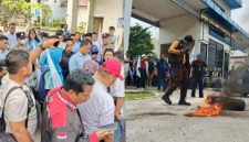 DPN Dan AMTOL MBG SPPG Sunggal 2 Geruduk KPPG Kota Medan Minta Copot Donal Simanjuntak Di Nilai Gagal

Medan - Dewan Peduli Negeri dan Aliansi Masyarakat Tolak Makan Bergizi Gratis (AMTOL MBG) SPPG Sunggal 2 Kota Medan menggeruduk Kantor KPPG Kota Medan, Rabu (16/6/2026)

Adapun Tuntutan DPN dan AMTOL MBG antara lain : 

BGN :
1.Meminta BGN melakukan evaluasi dan pemeriksaan menyeluruh terhadap dapur dapur yang menjalankan program di wilayah Medan dan Sumatera Utara.

2.Meminta dilakukan perbaikan menyeluruh terhadap dapur-dapur yang diduga belum memenuhi SOP dan ketentuan yang telah ditetapkan.

3.Meminta BGN memperketat pengawasan terhadap operasional dapur, terutama 
menyangkut kebersihan, keamanan pangan, kelayakan fasilitas dan keselamatan 
kerja.

4.Meminta seluruh dapur menjalankan pekerjaan sesuai SOP dan standar yang 
berlaku.

5.Meminta dilakukan evaluasi terhadap pihak-pihak yang apabila berdasarkan 
pemeriksaan terbukti lalai dalam menjalankan SOP.

6.Meminta pengawasan dan evaluasi juga dilakukan terhadap dapur-dapur yang 
berada di wilayah Aceh.

7.Meminta BGN membuka ruang komunikasi dan transparansi kepada masyarakat 
serta elemen masyarakat yang melakukan fungsi kontrol sosial terhadap 
pelaksanaan program dapur.

Tampak T.M Yusuf Johan Merdeka, Reza Nasution, Rahmadsyah bergantian melakukan orasi.

Rahmadsyah dalam orasinya Donal Gagal dalam menyelamatkan uang negara karena gagal melakukan mediasi Konflik antara PIC, Mitra dan Yayasan.

"Kami minta Donal mengundurkan diri atau di copot karena gagal dalam melaksanakan tugas pokok dan fungsinya karena masih banyak SPPG yang menyalahi Jukhnis namun masih beroperasi dan gagal dalam menyelesaikan dan menyelamatkan uang negara terkait Konflik PIC, Yayasan dan Mitra SPPG Sunggal 2 Jalan Puskesmas 1 Gang Jambu Kelurahan Sunggal Kecamatan Medan Sunggal Kota Medan," katanya.

SPPG Sunggal 2 Jalan Puskesmas 1 Gang Jambu Kelurahan Sunggal Kecamatan Medan Sunggal Kota Medan beroperasi tanpa PBG dan dapurnya banjir, tanpa Label halal dan ada temuan tim Tawas namun beroperasi selama tujuh bulan tapi setelah media memviralkan dan ada demo barulah BGN melakukan Suspen sementara ke SPPG Sunggal 2.

"7 bulan KPPG Kota Medan melakukan pembiaran terhadap Pelanggaran Jukhnis dan regulasi, ada apa dengan Donal, apakah ada di duga terima setoran dari mita," katanya.

Setelah tiga jam berorasi namun Donal Simanjuntak KPPG Kota Medan tak juga menemui massa dengan alasan di Karo dan sempat melakukan dialog melalui Video Call akhirnya massa aksi membubarkan diri.(Dok-Foto)