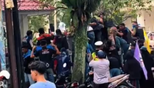 Di Duga Langgar HAM Dan Langgar SOP Dalam Pengamanan Unras, Tindakan Represif Satpam Disdikbud Sumut Hingga Buat Pendemo Perempuan Tak Sadarkan Diri (Dok-Foto)
