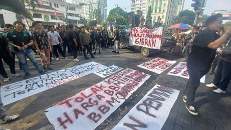 Mahasiswa saat Demo di DPRD Medan (Dok-Foto)