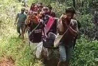 Wanita hamil di Dusun Aek Nabara, Desa Dalihan Na Tolu, Kecamatan Arse, Kabupaten Tapanuli Selatan (Tapsel), terpaksa ditandu selama 7 jam perjalanan menuju rumah sakit (Dok-Foto)