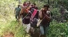 Wanita hamil di Dusun Aek Nabara, Desa Dalihan Na Tolu, Kecamatan Arse, Kabupaten Tapanuli Selatan (Tapsel), terpaksa ditandu selama 7 jam perjalanan menuju rumah sakit (Dok-Foto)