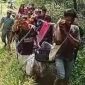 Wanita hamil di Dusun Aek Nabara, Desa Dalihan Na Tolu, Kecamatan Arse, Kabupaten Tapanuli Selatan (Tapsel), terpaksa ditandu selama 7 jam perjalanan menuju rumah sakit (Dok-Foto)