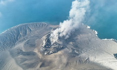 Media Dunia Soroti Erupsi Anak Krakatau: Abu Vulkanik Sebar, Ratusan Penerbangan Terhenti