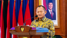 Menteri Perindustrian Muhammad Sarmuji, yang menekankan bahwa industri halal memiliki potensi pasar yang sangat luas, sehingga kesiapan pelaku usaha dalam memenuhi standar halal akan menjadi kunci penguatan posisi produk Indonesia. (Dok-Foto)