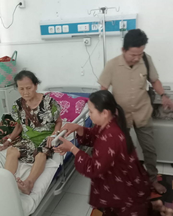 Bantu proses pengantaran dan urus administrasi perawatan di rumah sakit. (Dok-Foto)