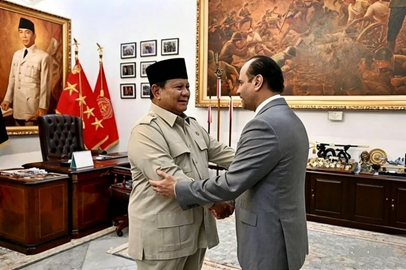 Presiden Prabowo Subianto menerima Wakil Perdana Menteri Qatar sekaligus Menteri Negara Urusan Pertahanan Sheikh Saoud bin Abdulrahman bin Hassan bin Ali Al-Thani di Istana Merdeka. (Dok-Foto)