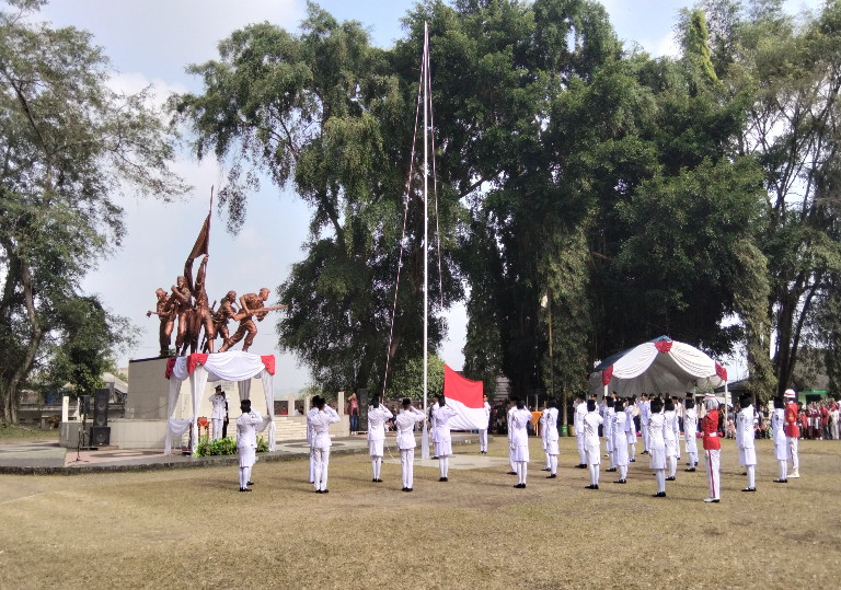 Pengibaran Bendera Merah Putih yang berlangsung khidmat dan penuh sukacita di Monumen Perjuangan Palagan Bojongkokosan.(Dok-Foto)