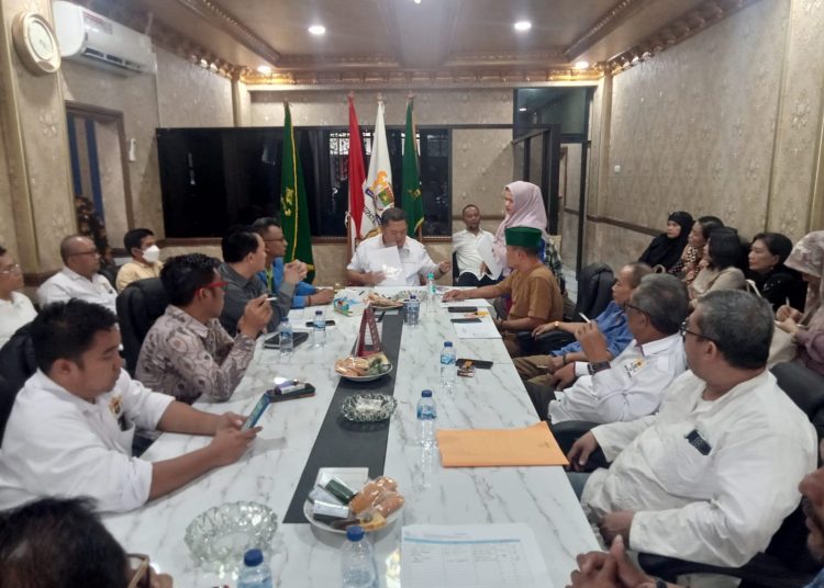 H Zulkarnain SE Ketua KADIN terpilih saat memimpin rapat para calon pengurus Kamar Dagang dan Industri (Kadin) Kabupaten Tangerang, pada Jumat (6/1)