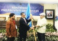 Ketua Bidang Organisasi PWI Pusat, Zulmansyah Sekedang (kanan) meyerahkan petaka organiasi kepada Ketua terpilih, Kesit Budi Handoyo. (foto: dok. PWI Jaya)