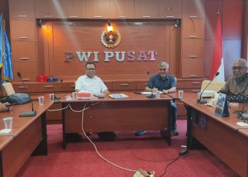 Rapat DK PWI Pusat soal kasus pengurus PWI Pusat menyangkut pemanfaatan dana UKW bantuan FH BUMN. (foto: dok. DK PWI)