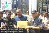 Afandi Komisi 4 DPRD Kota Medan menerima peserta massa Aksi (Dok-Foto)