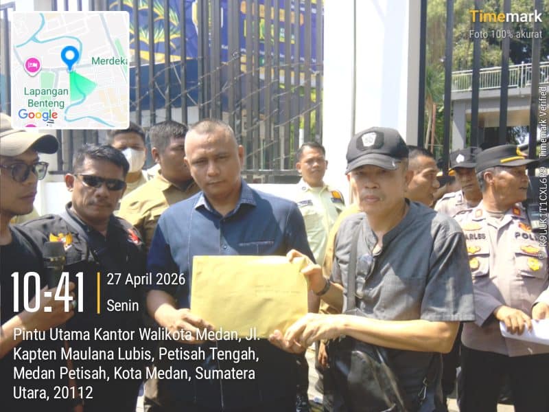 Afandi Komisi 4 DPRD Kota Medan menerima peserta massa Aksi (Dok-Foto)