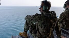 Laksamana Brad Cooper, komandan Komando Pusat AS, terbang di atas Selat Hormuz dengan helikopter CH-47 Chinook. (Dok-Foto)