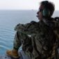 Laksamana Brad Cooper, komandan Komando Pusat AS, terbang di atas Selat Hormuz dengan helikopter CH-47 Chinook. (Dok-Foto)