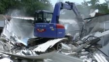 Alat Berat merobohkan Bangunan Mewah di Lapas Cibinong (Dok-Foto)
