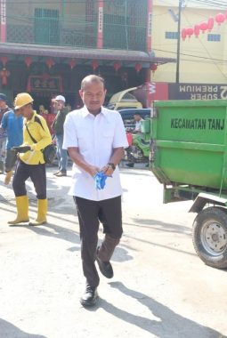 Pemko Tanjungbalai Canangkan Gerakan Indonesia Asri, Wali Kota Mahyaruddin Salim : Sebelum Kerja Bersihkan Lingkungan Kantor. 