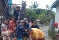 Masyarakat bersama sama bergotong royong membangun fasilitas umum TPU (Dokumentasi foto)