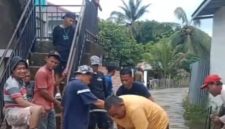 Masyarakat bersama sama bergotong royong membangun fasilitas umum TPU (Dokumentasi foto)