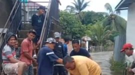 Masyarakat bersama sama bergotong royong membangun fasilitas umum TPU (Dokumentasi foto)