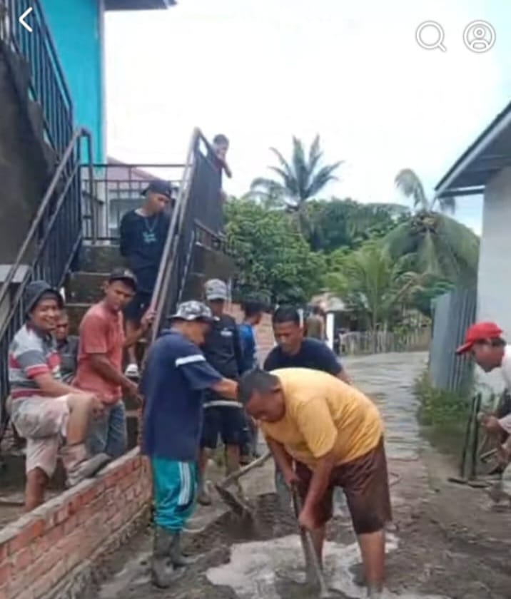Masyarakat bersama sama bergotong royong membangun fasilitas umum TPU (Dokumentasi foto)
