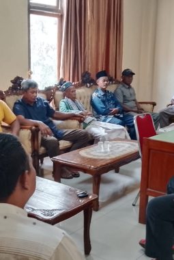 Saling klaim Batas kelurahan dan Desa Warga kelurahan Sungai Bengkal mendatangi Kantor Camat: “Managih Janji Pertemuan dengan Bupati”