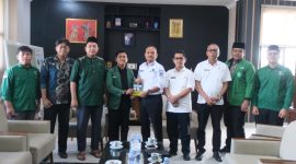 Wali Kota Mahyaruddin Salim saat menerima audiensi pengurus PC HIMMAH Kota Tanjungbalai di ruang kerjanya. (Dok-Foto) 