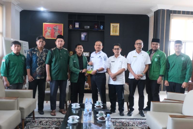 Wali Kota Mahyaruddin Salim saat menerima audiensi pengurus PC HIMMAH Kota Tanjungbalai di ruang kerjanya. (Dok-Foto) 