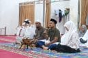 Wali Kota Tanjungbalai Mahyaruddin Salim bersama istri, Mashandayani Siahaan mengikuti acara doa bersama dan tepung tawar yang digelar BKM dan jemaah Masjid As Salamah, Kamis (23-4-2026) malam.  (Dok-Foto) 
