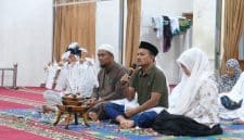 Wali Kota Tanjungbalai Mahyaruddin Salim bersama istri, Mashandayani Siahaan mengikuti acara doa bersama dan tepung tawar yang digelar BKM dan jemaah Masjid As Salamah, Kamis (23-4-2026) malam.  (Dok-Foto) 